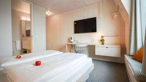 路德维希堡Hotel Bergamo的酒店客房设有两张床和盥洗盆
