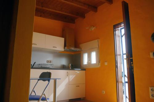 MáguezCASA DIANA的厨房设有橙色墙壁、桌子和椅子