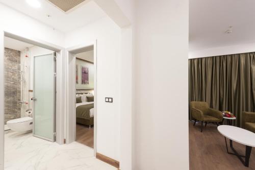 伊斯坦布尔萨宾纳戈琛ISG机场酒店的客房设有浴室和卧室。