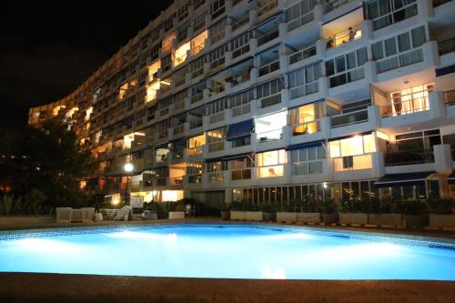 圣蓬萨Apartment with a great sea view in the best location of Santa Ponsa的一座带游泳池的大型公寓楼
