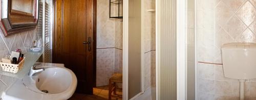 圣吉米纳诺B&B Le Undici Lune的浴室设有卫生间和淋浴,两幅图片