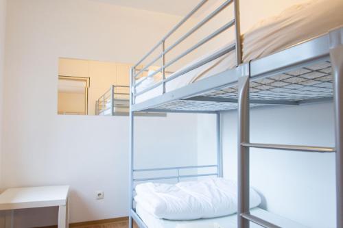 纽伦堡1, 2, sleep Hostel Nürnberg Messe的带双层床的客房中的一张双层床