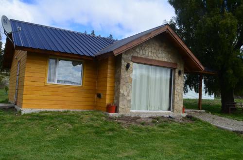 特来凡林Altos Del Molino的蓝色屋顶的黄色小屋