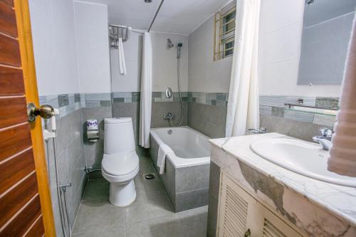 达卡Hotel La Villa Western by Sea Pearl Beach Resort & Spa的浴室配有卫生间、浴缸和水槽。