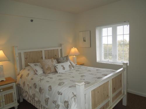 蒙托克蒙托克庄园的一间卧室设有一张大床和一个窗户。
