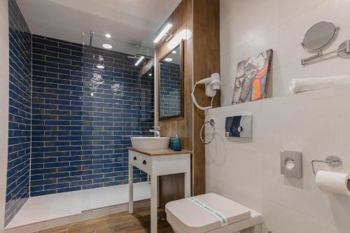 克卢日-纳波卡Ares ApartHotel的浴室配有卫生间、盥洗盆和淋浴。