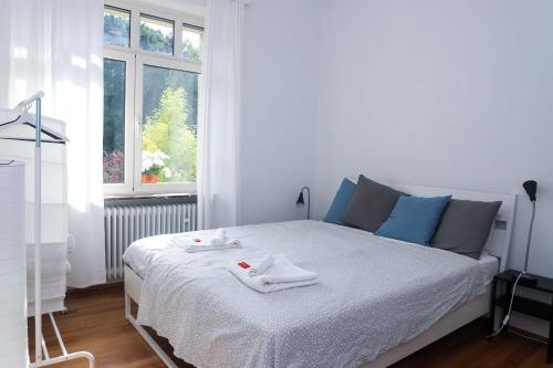 卢森堡rooms lux city的卧室配有白色床,包括2道菜