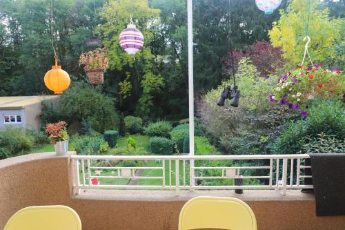 卢森堡rooms lux city的一个带椅子的阳台,享有花园的景色