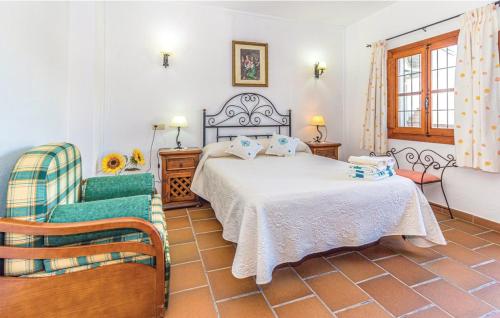 佩里那CORTIJO LOS TULIPANES的一间卧室配有一张床和一把椅子