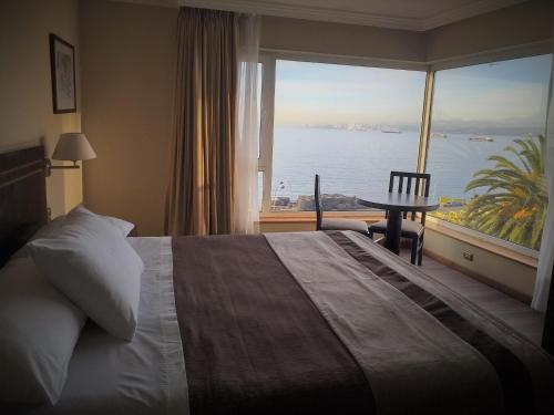 瓦尔帕莱索圣地亚哥德阿尔马格罗瓦尔帕莱索酒店的酒店客房设有一张床和一个大窗户