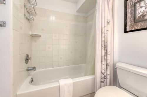 吉格港The Nest的浴室配有白色浴缸和卫生间。