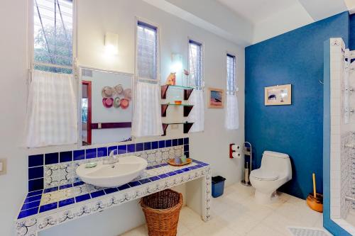 珀拉什奇亚Garden @ Casa Nettuno的蓝色和白色的浴室设有水槽和卫生间