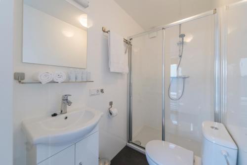 马斯特里赫特Boatlodge Antigua的白色的浴室设有水槽和淋浴。