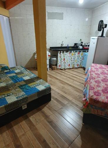 阿拉亚尔-杜卡布Hospedagem Mariano的带两张床的房间和厨房