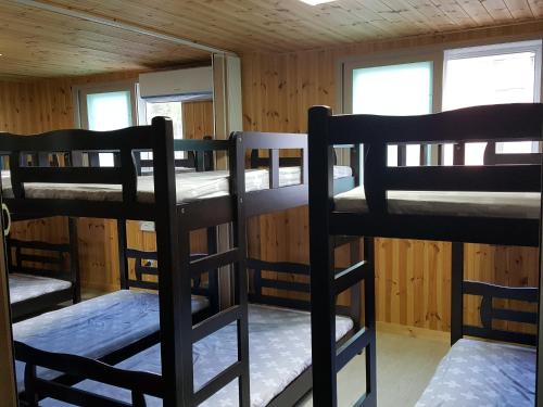 大邱曼娜青年旅舍的小屋内带三张双层床的客房