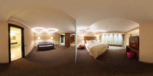 塔古玖Daria Suite的大型酒店客房设有床和电视。