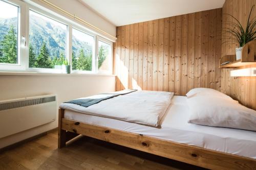 Vordernberg胡坦多夫普赫比瑟假日公园的一间卧室配有一张木墙床