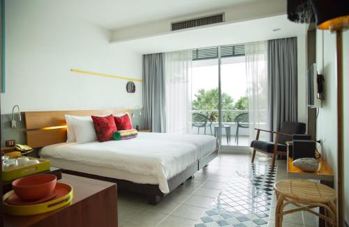 芭堤雅市中心班布娜海滩酒店的一间卧室设有一张床和一间客厅。