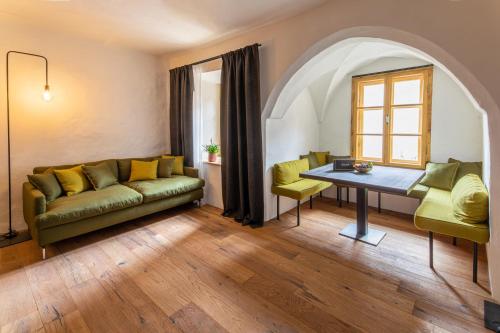 格洛伦萨Flurin Suites的客厅配有沙发和桌子