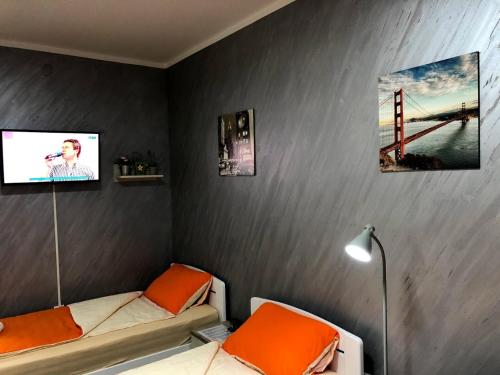 克拉多沃Apartman Bondi的客房设有两张床和一台墙上的电视