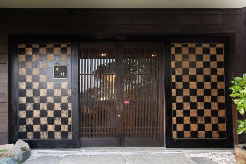 松岛町Matsushima Koumura的通往带有棋盘图案的大楼的门