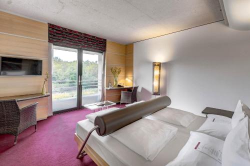 巴特埃拉赫林斯伯格亚洲酒店及温泉Spa-仅限成人的酒店客房,配有床和电视