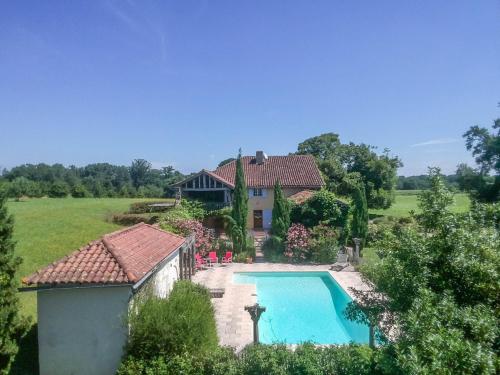 Le HougaBeautiful farmhouse with private pool的享有带游泳池的房屋的空中景致