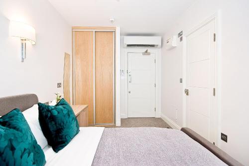 伦敦Eldon Chambers Pod 4 by City Living London的一间卧室配有一张带蓝色枕头的床