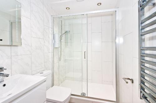 伦敦Eldon Chambers Pod 4 by City Living London的带淋浴和卫生间的白色浴室