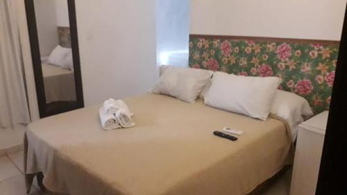 马塞约美好生活住宿加早餐旅馆的一张带毛巾的床和遥控器