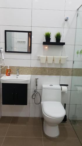 新古毛Rooms only @KKB的浴室配有白色卫生间和盥洗盆。