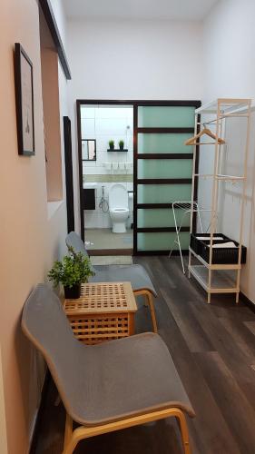 新古毛Rooms only @KKB的客房设有椅子和带卫生间的浴室