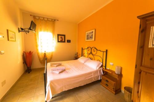 维耶斯泰B&B Uliveto del Gargano的一间卧室配有一张床和一盏灯