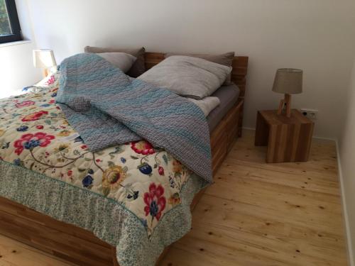 巴特明斯特艾弗尔Eifelhaus UT Mutscheid的一间卧室配有一张床铺,床上有毯子