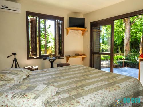 新彼得罗波利斯斯帕科霍利斯提克小屋酒店的卧室配有一张床,享有庭院的景色