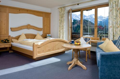 奥伯斯特多夫奥伯斯特多夫酒店的一间卧室配有一张床、一张桌子和一张沙发