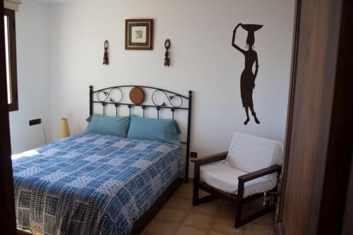 安提瓜Casa El Horno的一间卧室配有一张床和一把椅子