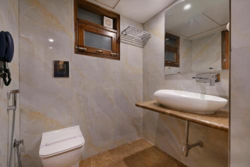 新德里Hotel Blue Pearl的一间带水槽和卫生间的浴室