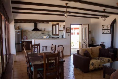 安提瓜Casa El Horno的带沙发和桌子的客厅以及厨房。