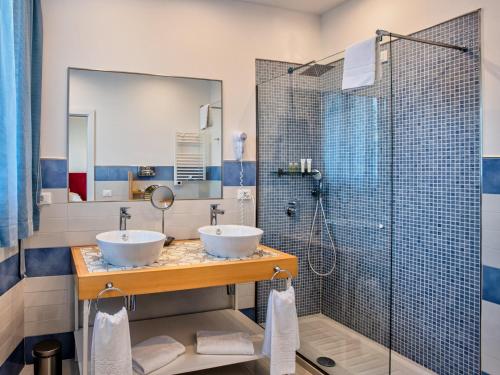 索伦托赫利俄斯精品酒店的一间带两个盥洗盆和淋浴的浴室