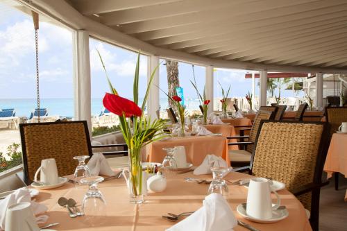 圣詹姆斯The Club Barbados - All Inclusive - Adults Only的一间带桌子的海景餐厅