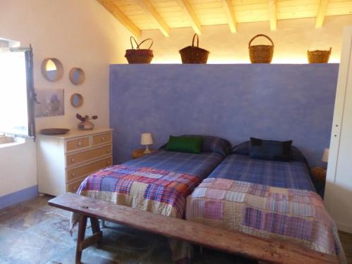 波塔莱格雷Herdade da Carapuça的一间卧室配有一张床和一张木凳