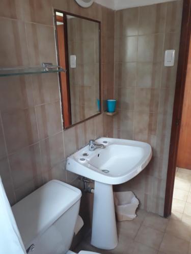 科金博卡瓦尼亚斯拉格兰德瑞纳斯公寓式酒店的一间带水槽、卫生间和镜子的浴室