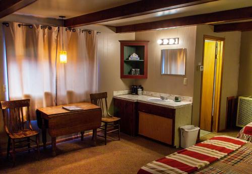 库克市High Country Motel and Cabins的一间带水槽、桌子和床的浴室