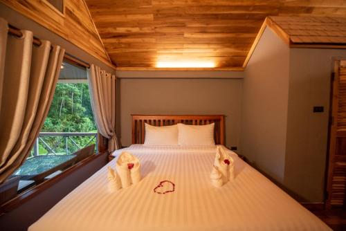 琅勃拉邦Luxury Camp@Green Jungle Park的一间卧室配有带毛巾的床
