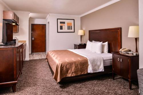 博蒙特博蒙特品质酒店的酒店客房,配有床和电视