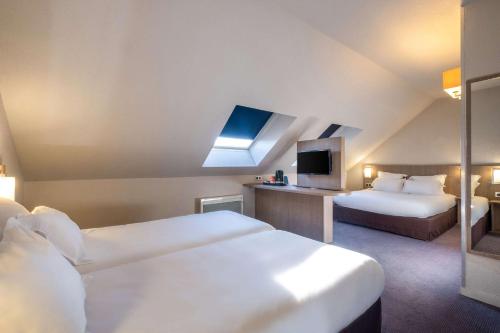 蒙雷里利纳斯舒适酒店蒙丽瑞店的一间酒店客房,设有两张床和电视