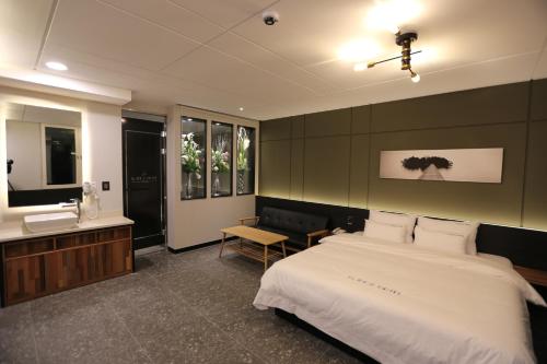 浦项Idea Hotel的一间卧室设有一张大床和一个水槽