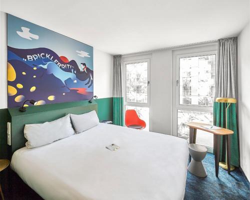 普福尔茨海姆ibis Styles Pforzheim的卧室设有一张白色大床和一扇窗户。