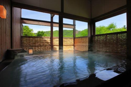 藏王温泉石清水季之里料理旅馆的窗户房间里有一个大型水池